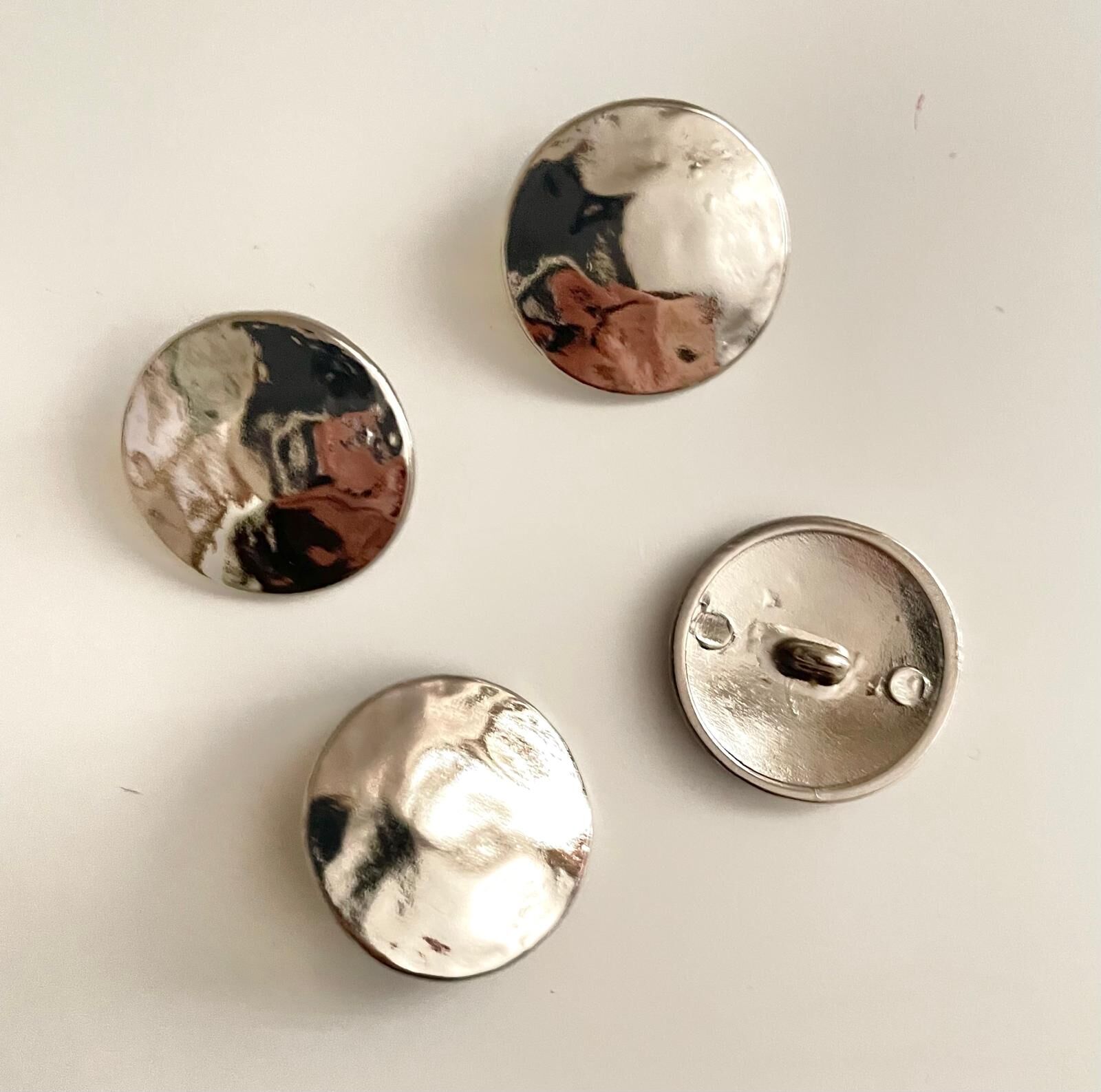 EZİK DESENLİ METAL DÜĞME GÜMÜŞ  1 ADET