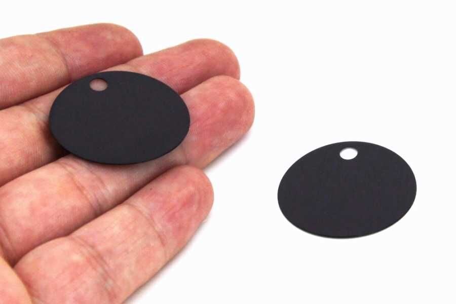 20 mm YUVARLAK MODEL PLASTİK PUL PAYET, NAKIŞ PULU, DÖKME PUL, GENİŞ DELİK ÇANTA PULU, YAN DELİK, SİYAH RENK