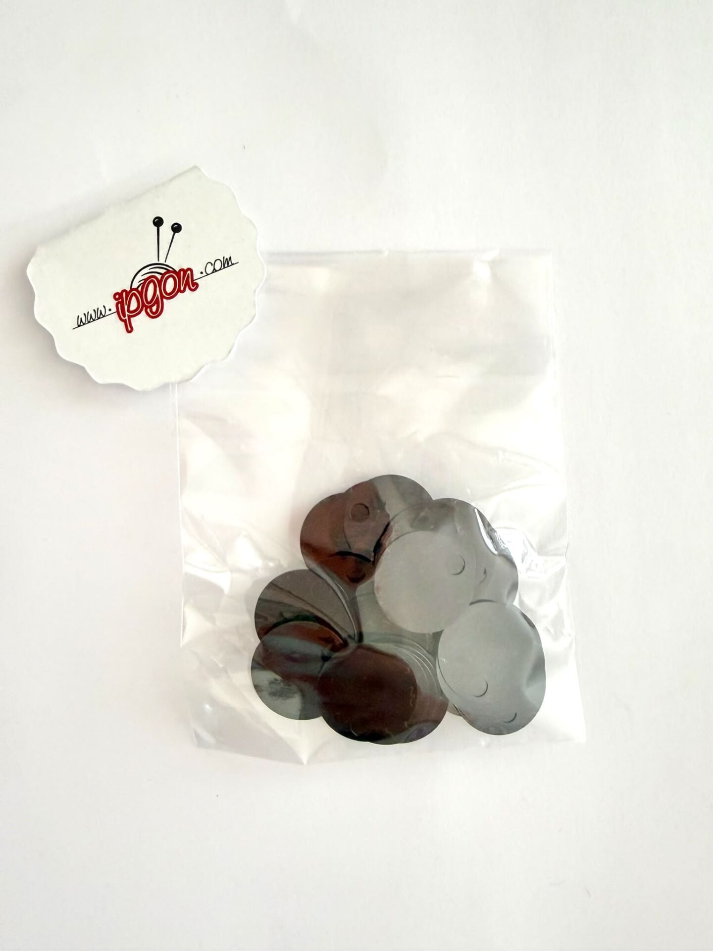 20 mm YUVARLAK MODEL PLASTİK PUL PAYET, NAKIŞ PULU, DÖKME PUL, GENİŞ DELİK ÇANTA PULU, YAN DELİK, SİYAH RENK