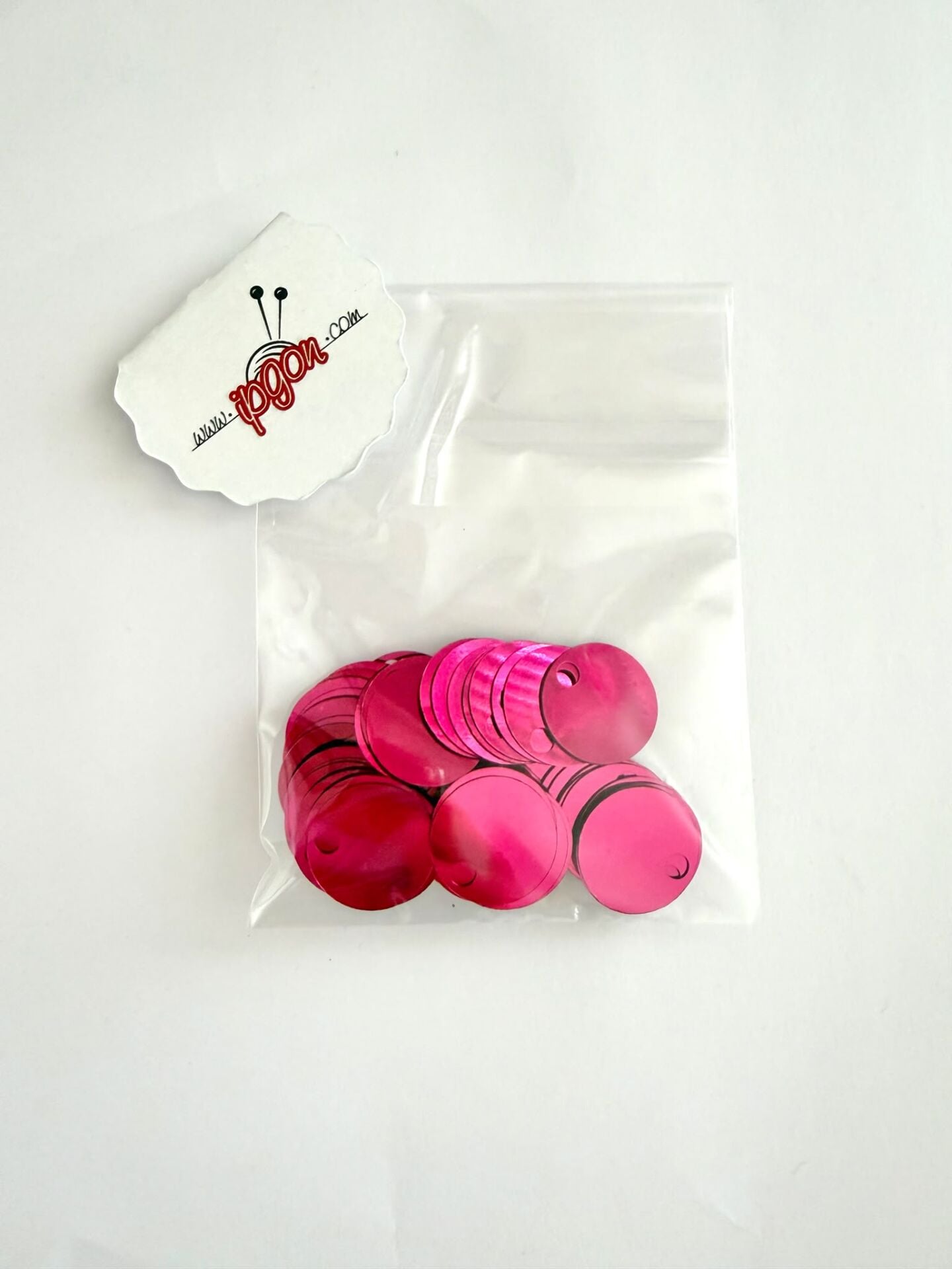 20 mm YUVARLAK MODEL PLASTİK PUL PAYET, NAKIŞ PULU, DÖKME PUL, GENİŞ DELİK ÇANTA PULU, YAN DELİK, FUŞYA RENK